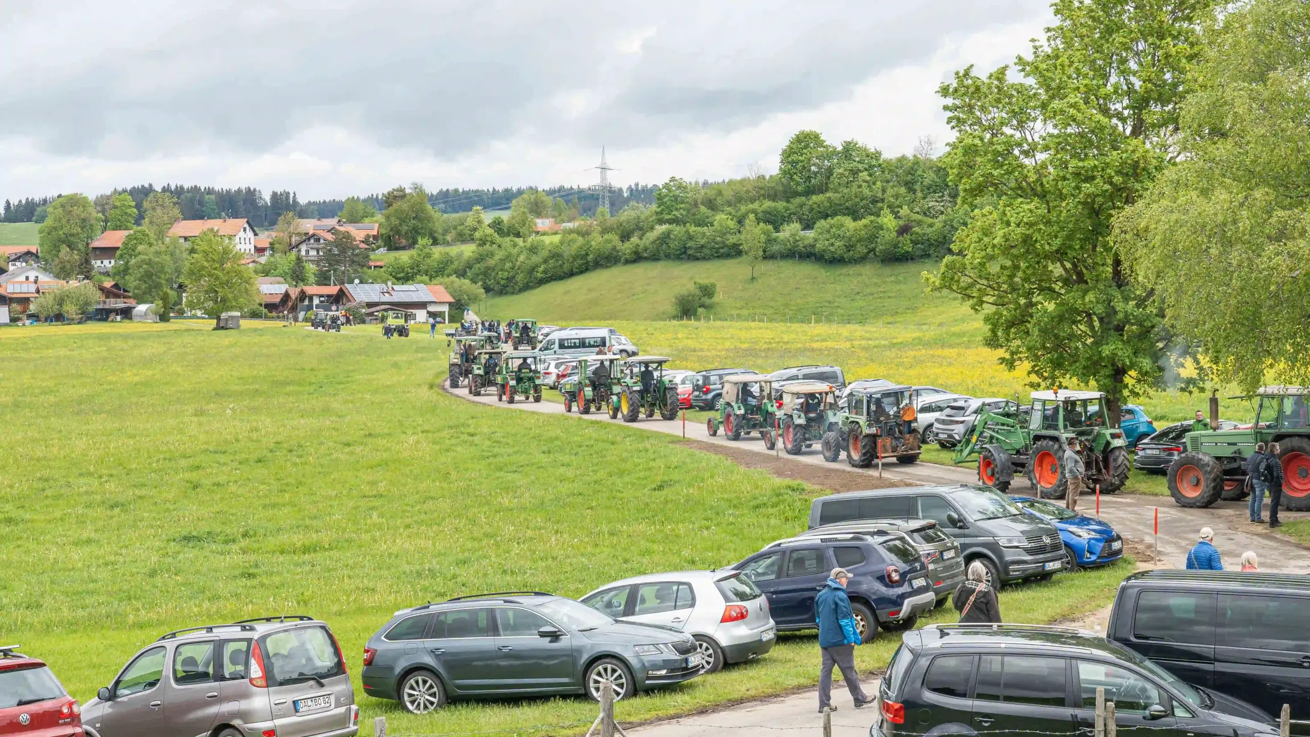 Vatertag 2026 - Ausfahrt der Traktoren bei der FSG Pfronten, mit vielen Besuchern